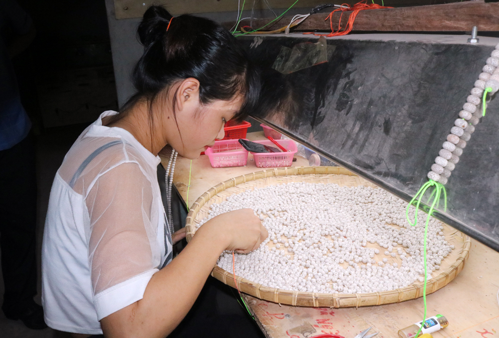 HTX mây che đan Quảng Sơn do thanh niên Chìu Vằn Hiếng làm chủ thường xuyên giải quyết việc làm cho 20 - 25 lao động tại địa phương