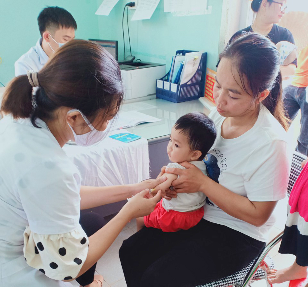 Tiêm phòng cho trẻ em  tại Trạm Y tế xã Tân Lập, huyện Đầm Hà.