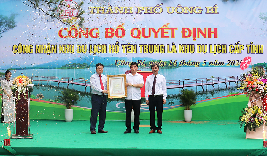 Lãnh đạo TP Uông Bí đón nhận chứng nhận khu du lịch cấp tỉnh hồ Yên Trung.