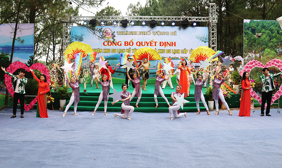 Tiết mục văn nghệ chào mừng sự kiện công bố Khu du lịch cấp tỉnh hồ Yên Trung.