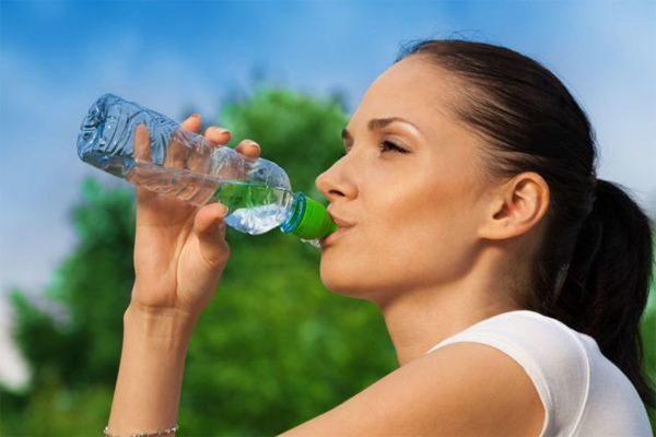 Nếu bạn uống đủ nước, sức khỏe tốt, nước tiểu sẽ có màu vàng nhạt. Ảnh: Medical News Today