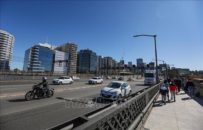 Các phương tiện di chuyển trên đường phố tại Sydney, Australia ngày 10/5/2020. Ảnh: THX/TTXVN