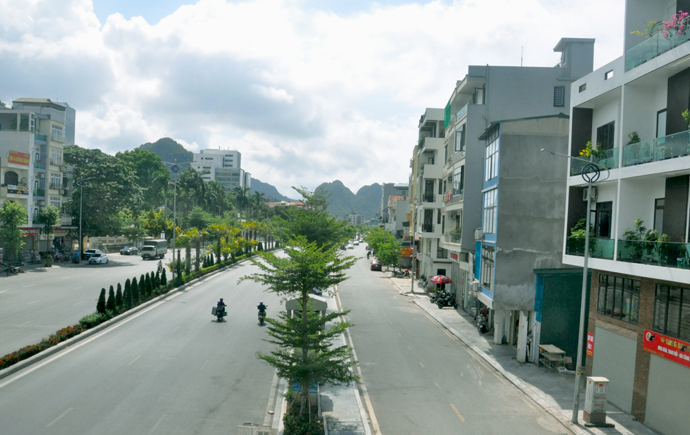 Tuyến phố đường Nguyễn Văn Cừ, TP Hạ Long khang trang, thoãng đáng hơn nhờ hà ngầm  đường dây điện, cáp viễn thông.