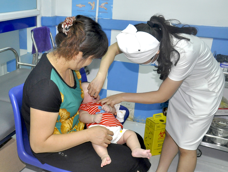 Cho trẻ uống vaccine càng sớm càng tốt để phòng bệnh tiêu chảy do Rotavirus (trong ảnh: Cho trẻ uống vaccine tại CDC Quảng Ninh