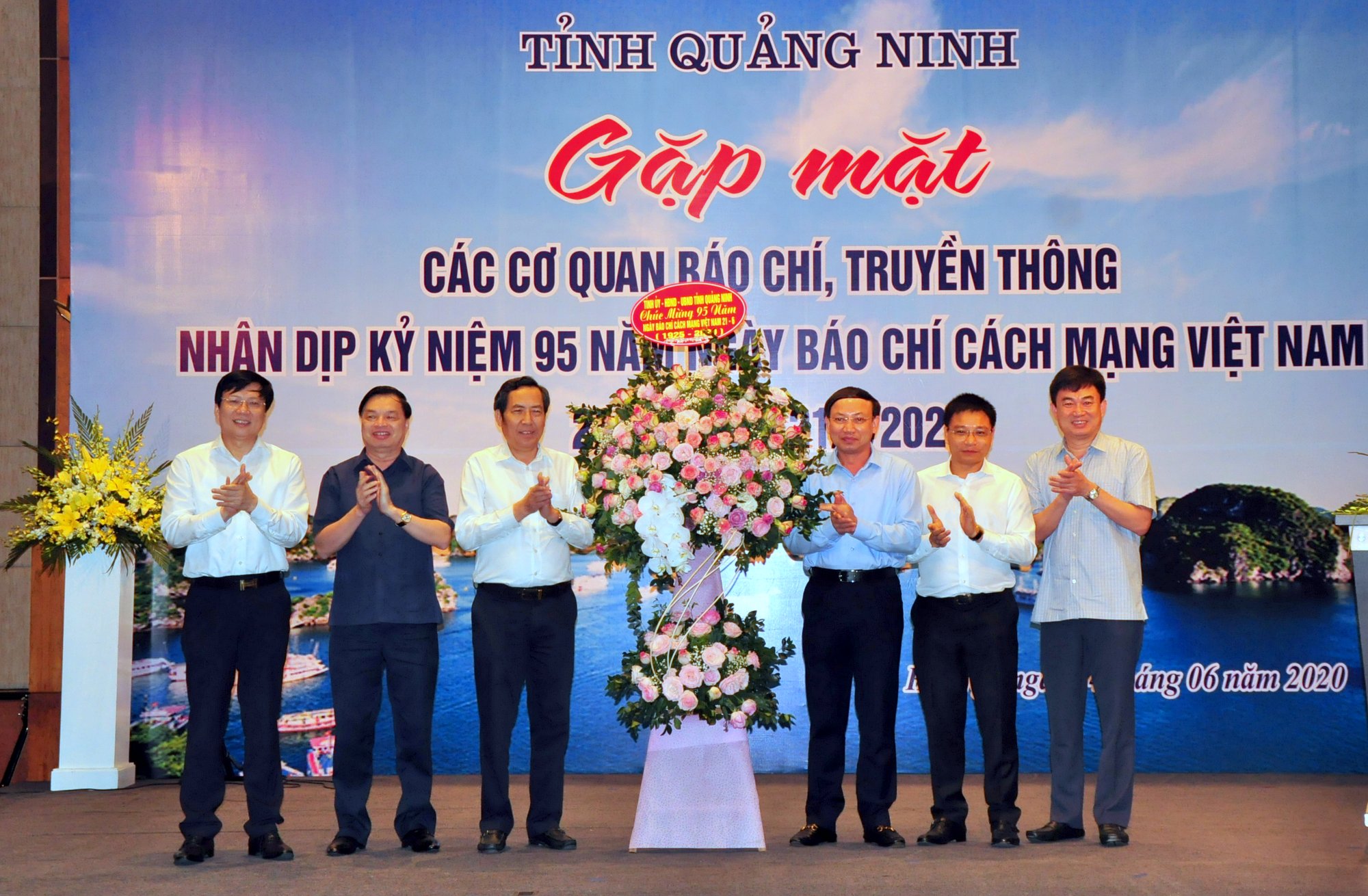 Các đồng chí lãnh đạo tỉnh Quảng Ninh tặng lẵng hoa tươi thắm chúc mừng Hội Nhà báo Việt Nam nhân kỷ niệm 95 năm ngày Báo chí Cách mạng Việt Nam 21/6 (1925-2020)