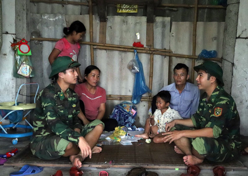 Người dân sơ tán về trú ẩn tại Đồn Biên phòng Hải Hòa trong bão số 3 năm 2019.