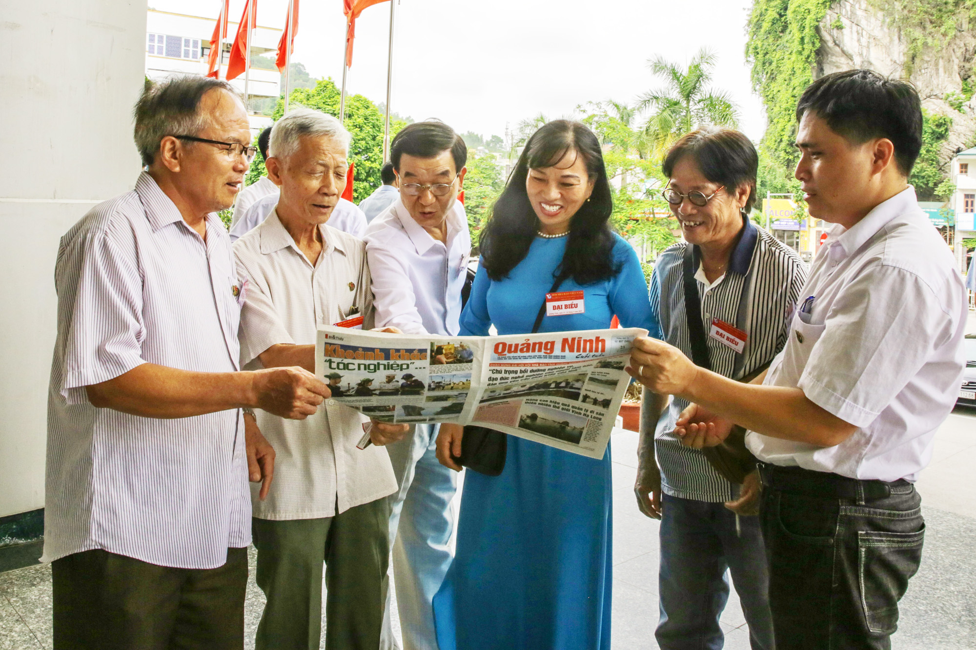 Các nhà báo cao tuổi góp ý cho phóng viên trẻ về bài viết trên Báo Quảng Ninh Cuối tuần.