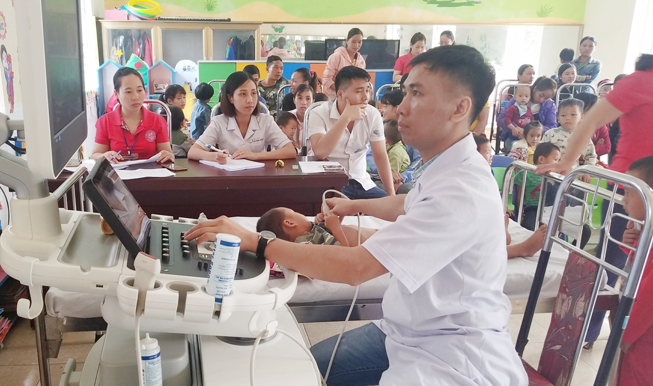 Các bác sĩ Bệnh viện Sản Nhi Quảng Ninh khám sàng lọc tim mạch cho trẻ em tại xã Đồng Sơn ( 