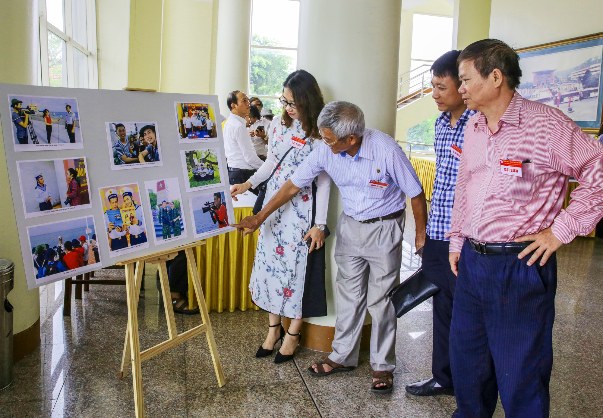 Những hình ảnh thể hiện sự dấn thân của các hội viên nhà báo trẻ của Hội Nhà báo Quảng Ninh.