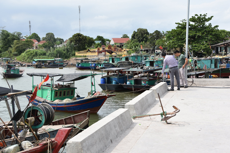 Công trình xây dựng tuyến bờ kè chống sạt lở đoạn từ đình Bầu thôn 1 đến trước nhà văn hoá thôn 2 xã Quảng Nghĩa là công trình thủy lợi nhóm C, công trình thủy lợi cấp 4, chiều dài 150 m, được khởi công và hoàn thành trong năm 2019 với tổng mức đầu tư hơn 14,9 tỷ đồng . Dự án đã xây dựng tuyến bờ kè chống sạt lở nhằm đảm bảo an toàn tính mạng, tài sản cho nhân dân khu vực thôn 2, xã Quảng Nghĩa, kết hợp là nơi neo đậu, tránh trú bão cho tàu thuyền cho bà con ngư dân.