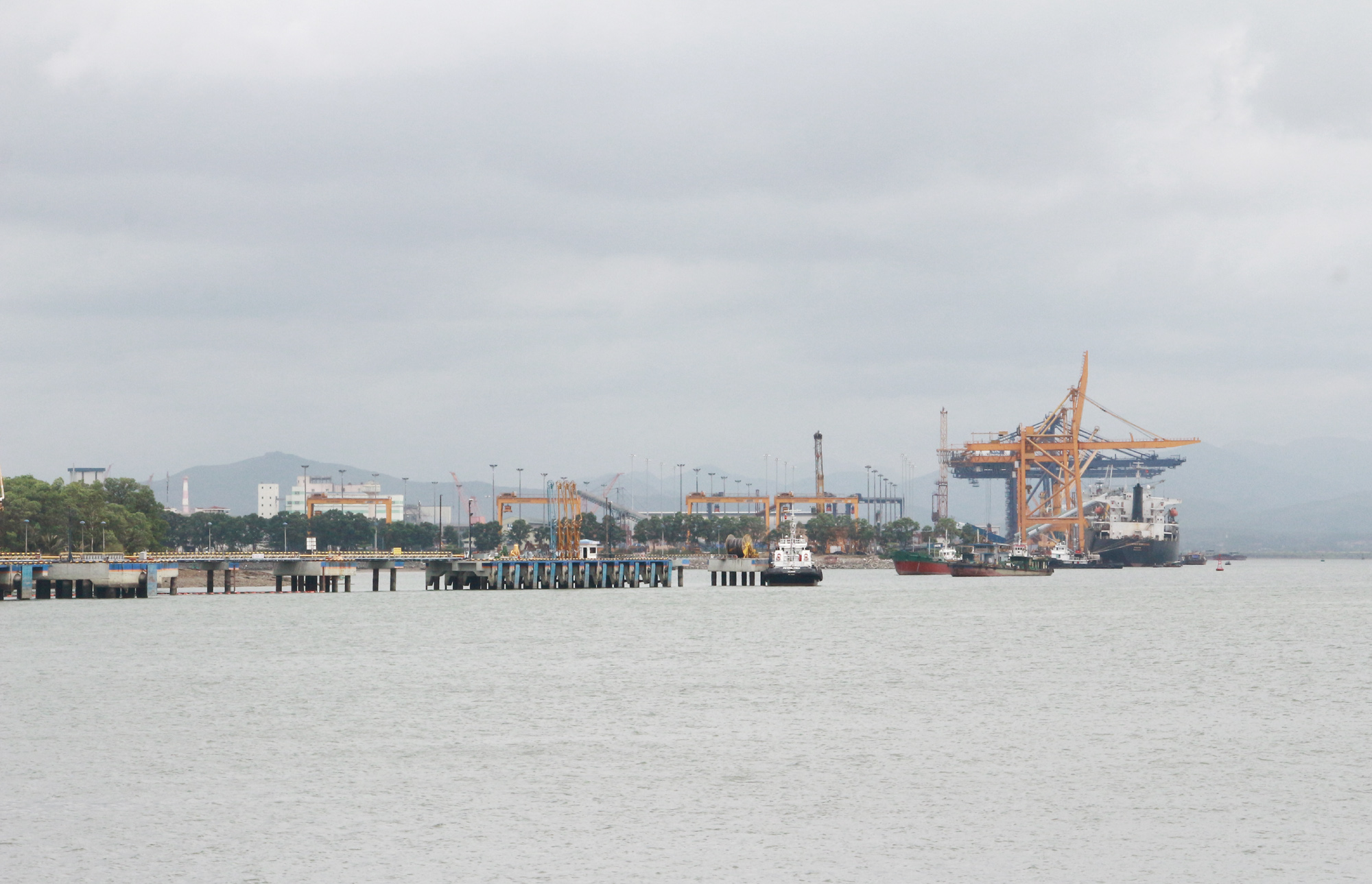 Cảng Cái Lân nằm bên bờ Vịnh Cửa Lục. Ảnh: Mạnh Trường