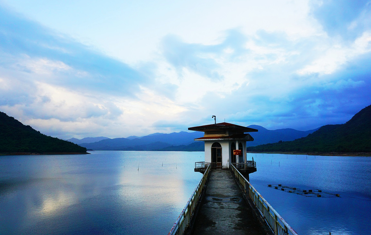 Hồ Núi Một là một trong những hồ nước ngọt lớn nhất của tỉnh Bình Định với mặt hồ rộng hơn 1.200 ha, ở xã Nhơn Tân, thị xã An Nhơn cách thành phố Quy Nhơn khoảng 40 km về phía Tây Bắc.