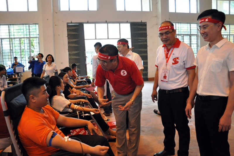 Lãnh đạo động viên người tình nguyện hiến máu