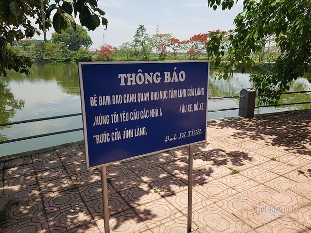 Bảng thông báo nham nhở trước cửa đình. Thông tin với VietNamNet, ông Trần Văn Hiển - Chủ tịch xã Trường Yên cho biết: 