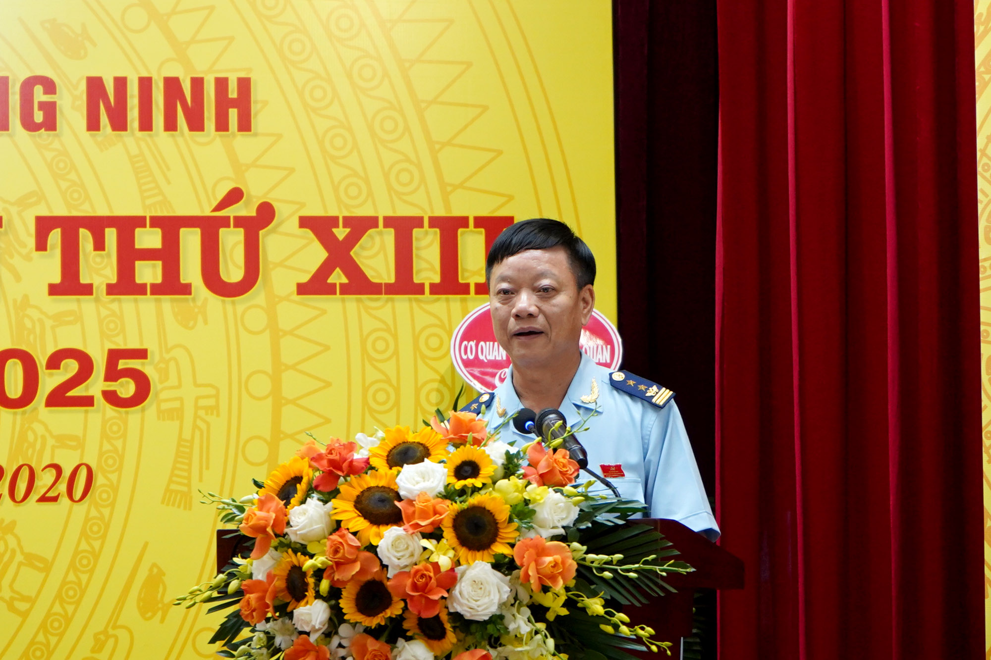 Đồng chí Nguyễn Văn Nghiên, Bí thư Đảng bộ Cục Hải quan Quảng Ninh trình bày báo cáo chính trị tại đại hội.