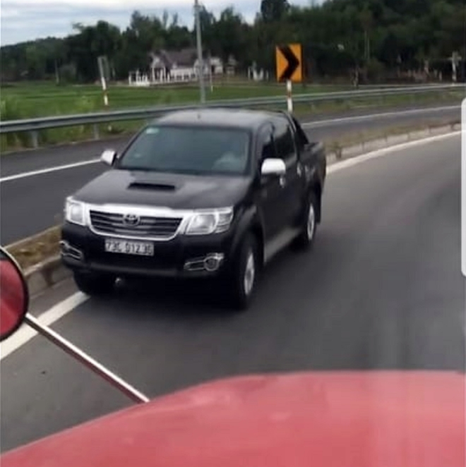 Hình ảnh chiếc ô tô đi ngược chiều trên đường dẫn TP Tam Kỳ, tỉnh Quảng Nam vào cao tốc Đà Nẵng - Quảng Ngãi.