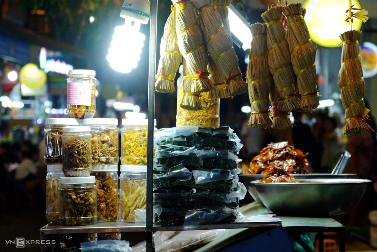 Dạo phố Ngô Văn Sở sau khi thưởng thức đồ ăn, du khách sẽ thấy rất nhiều hàng bán đặc sản Quy Nhơn để mua về làm quà như nem tré, cá thiều, ghẹ sữa rim, cá mực rim, bánh ít... Ảnh: Khánh Trần.
