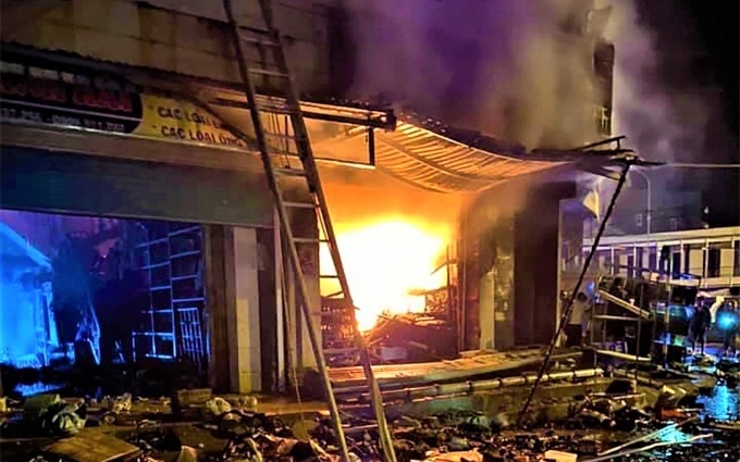 Ngọn lửa bùng phát tại cửa hàng buôn bán sơn nước và các thiết bị dân dụng gần chợ thị trấn Buôn Trấp, huyện Krông Ana.