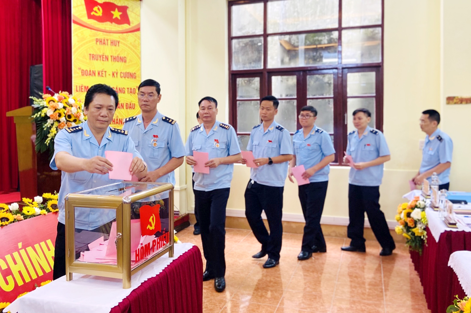 Các đại biểu bầu Bí thư Đảng ủy Cục Hải quan Quảng Ninh khóa XIII tại đại hội.