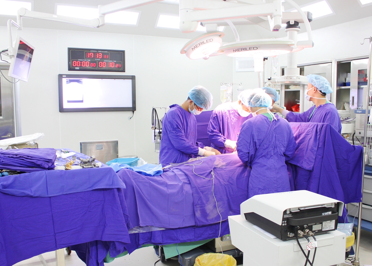 Kíp y bác sĩ Bệnh viện Đa khoa tỉnh Quảng Ninh thực hiện mổ tim hở.