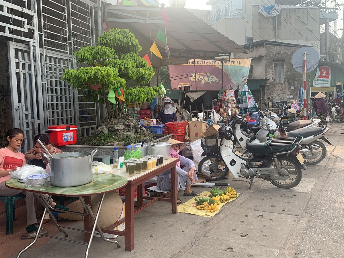 Quầy hàng bán đồ ăn sẵn bày ngay sát mép đường và đều được che chắn bằng những dụng cụ tạm bợ, mất vệ sinh tại chợ Đại Yên (TP Hạ Long). Ảnh chụp ngày 10/6. 