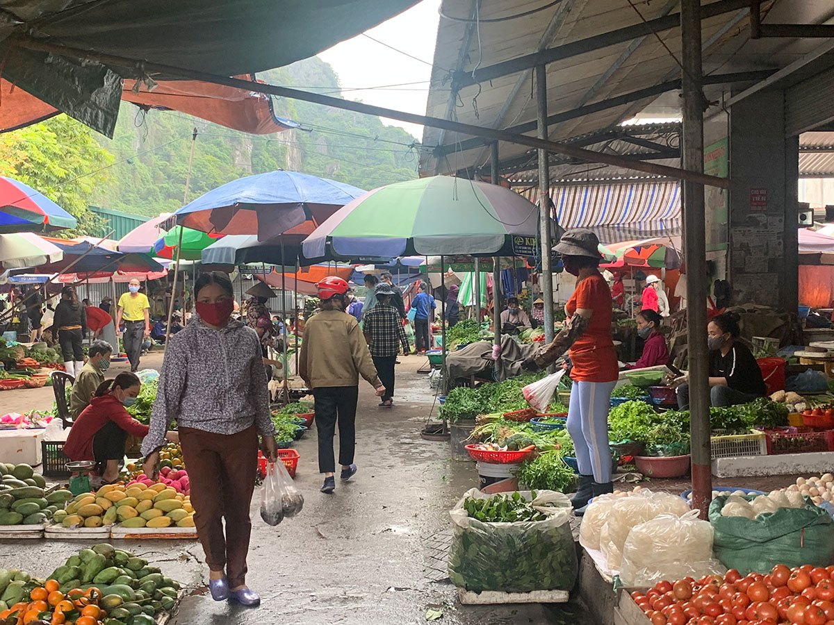 Hàng hoa quả, rau tươi bày sát với mặt đất tại chợ Hồng Hà (TP Hạ Long). 