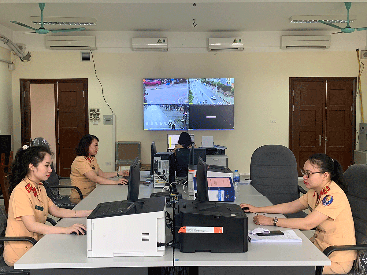 Cán bộ Phòng CSGT đường bộ, đường sắt Công an tỉnh Quảng Ninh đang theo dõi các phương tiện thông qua màn hình Camera giám sát giao thông.