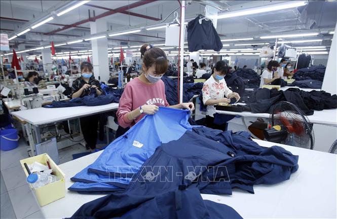 Sản xuất sản phẩm may mặc tại Công ty cổ phần may và dịch vụ Hưng Long (huyện Mỹ Hào, Hưng Yên). Ảnh: TTXVN