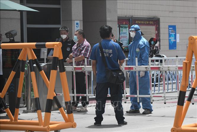 Lực lượng an ninh gác tại tối vào khu vực bị phong tỏa do phát hiện ổ dịch COVID-19 mới ở Bắc Kinh, Trung Quốc ngày 15/6/2020. Ảnh: AFP/TTXVN