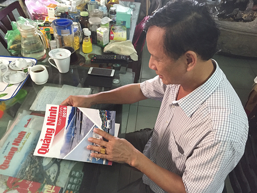 Ấn phẩm Quảng Ninh toàn cảnh 2018 của Trung tâm Truyền thông tỉnh được phát hành đến các hộ dân trong tỉnh.