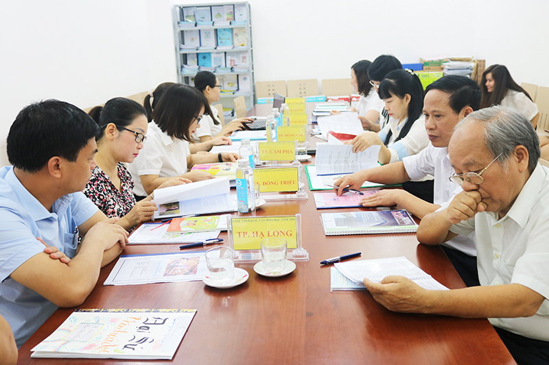 Ban Giám khảo chấm thi các tác phẩm tham gia cuộc thi Đại sứ văn hóa đọc Quảng Ninh 