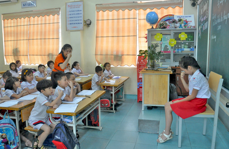 Nhân viên Công ty CP Giáo dục sáng tạo Hạ Long hướng dẫn học sinh lớp 2a6, Trường Tiểu học Quang Trung (Hạ Long) cách xử lý khi bị chảy máu cam.