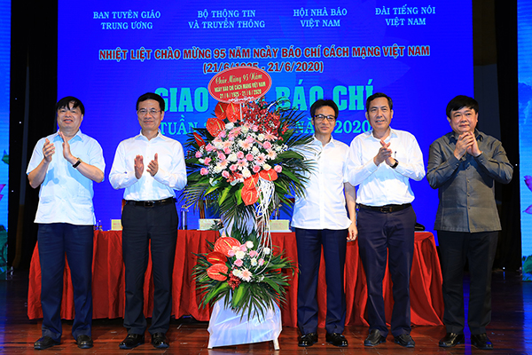 Phó Thủ tướng Vũ Đức Đam tặng lẵng hoa chúc mừng Ngày Báo chí Cách mạng Việt Nam. Ảnh: VGP