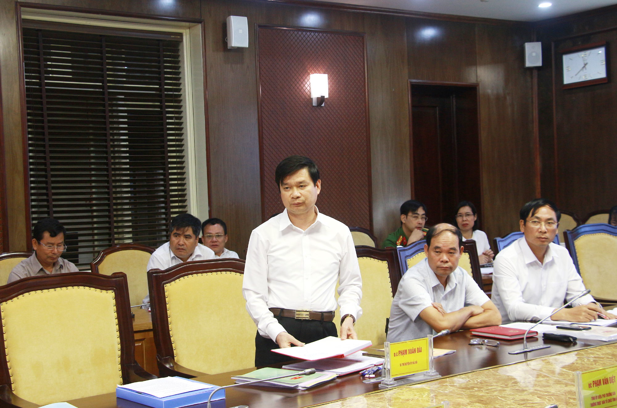 Lãnh đạo huyện Hải Hà báo cáo về kết quả triển khai công tác chuẩn bị đại hội Đảng lần thứ XXII, nhiệm kỳ 2020-2025.
