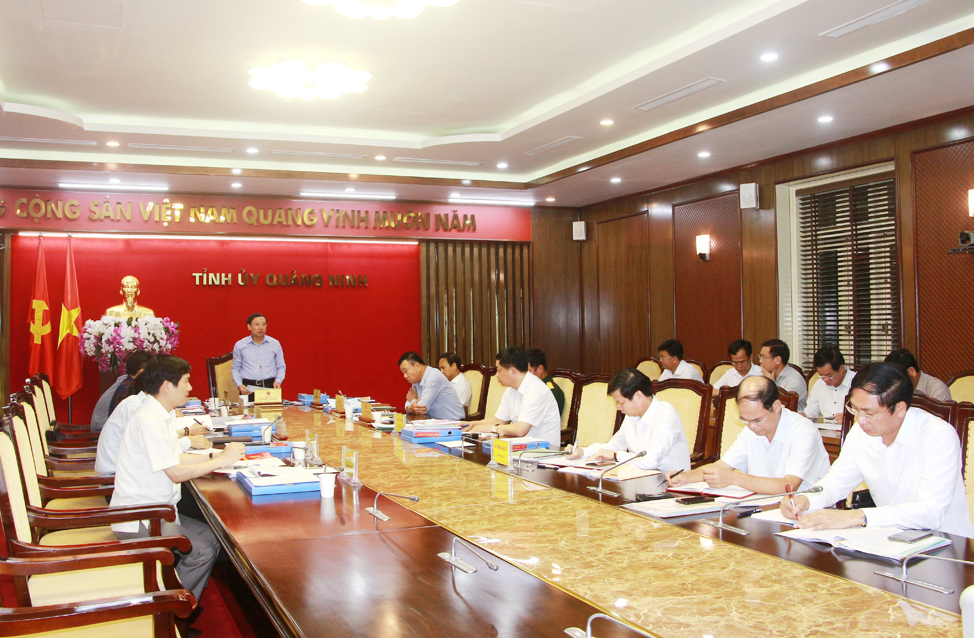Đồng chí Nguyễn Xuân Ký, Bí thư Tỉnh ủy, Chủ tịch HĐND tỉnh, phát biểu kết luận buổi làm việc với BTV Huyện ủy Hải Hà.
