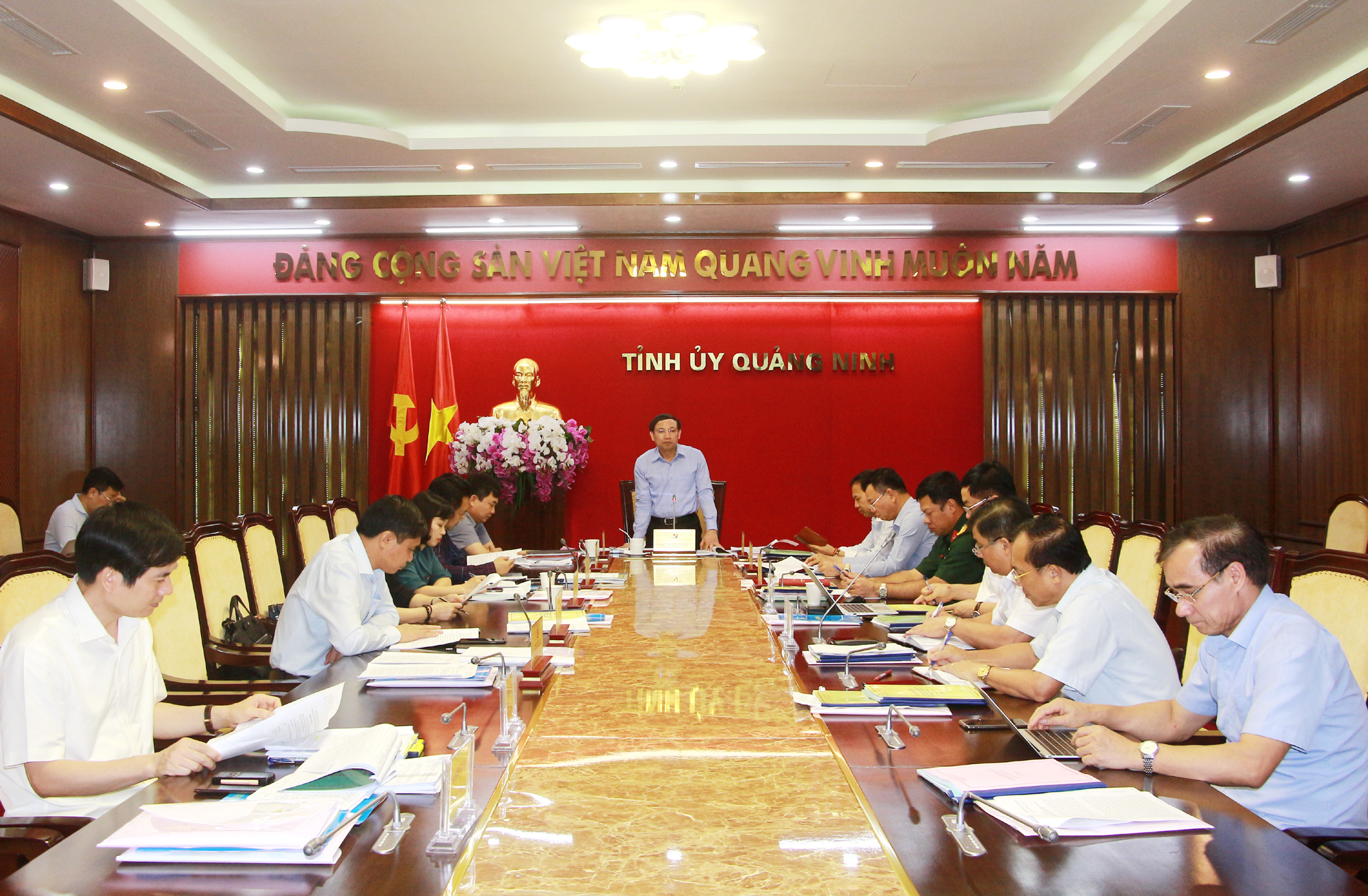 Đồng chí Nguyễn Xuân Ký, Bí thư Tỉnh ủy, Chủ tịch HĐND tỉnh, phát biểu kết luận buổi làm việc với BTV Huyện ủy Tiên Yên.
