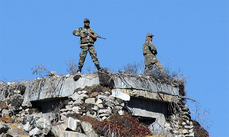 Binh sĩ Ấn Độ gác tại đèo Bumla dọc theo biên giới với Trung Quốc, tháng 10/2012. Ảnh: AFP.