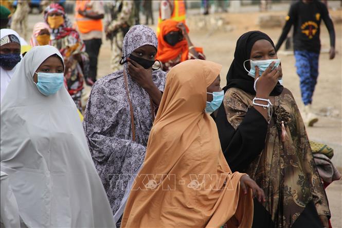 Người dân đeo khẩu trang phòng lây nhiễm COVID-19 tại Maiduguri, Nigeria. Ảnh: AFP/TTXVN