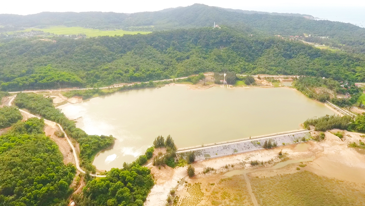  Hồ Trường Xuân là một trong 2 hồ chứa nước ngọt chủ yếu, cung cấp sinh hoạt cho người dân trên đảo Cô Tô.