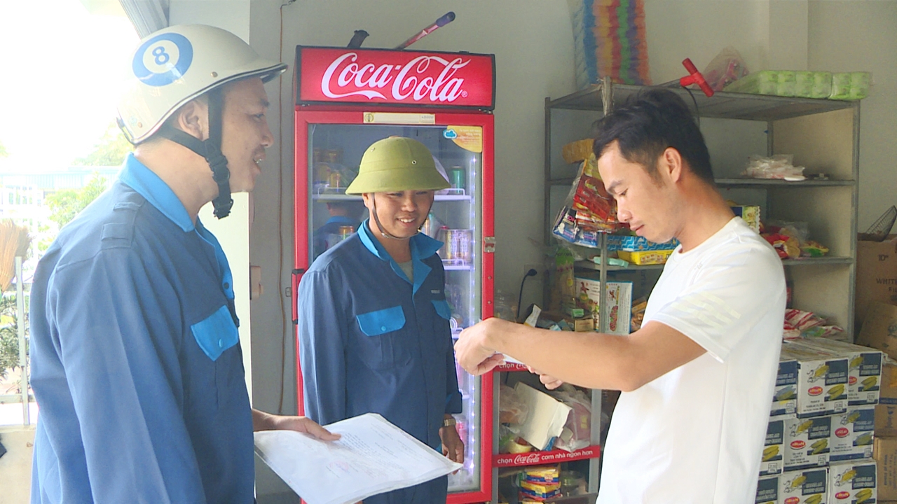  Cán bộ Ban Quản lý dịch vụ công ích huyện Cô Tô tuyên truyền cho người dân sử dụng nước tiết kiệm.