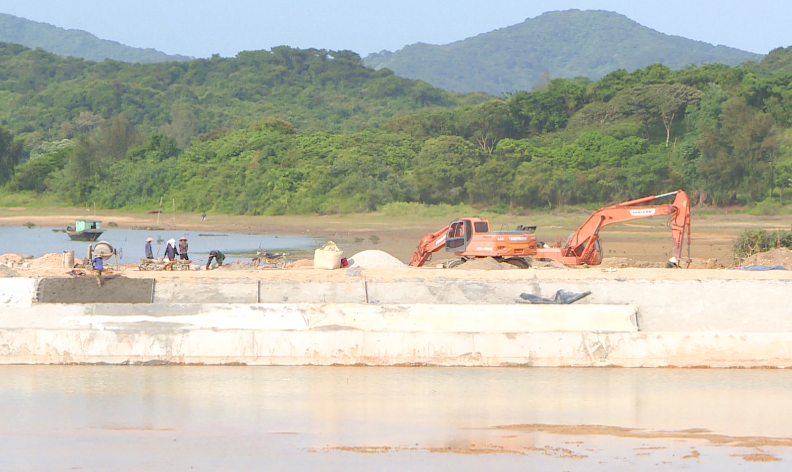 Thi công hồ chứa nước Công ty CP Tập đoàn Đông Dương Hạ Long thi công hồ chứa nước C4 tại Cô Tô.