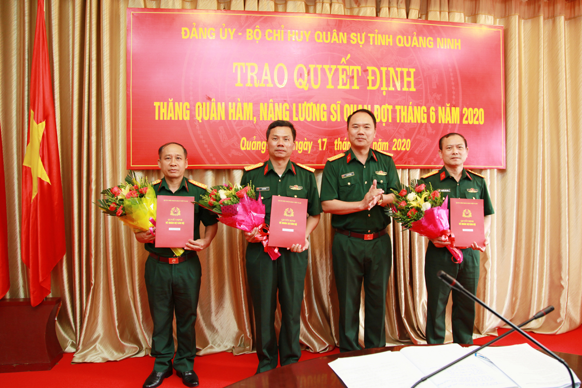 Thượng tá Lê Hồng Thắng, Ủy viên Ban Thường vụ Đảng ủy Quân sự tỉnh, Phó Chính ủy Bộ CHQS tỉnh trao quyết định thăng quân hàm sĩ quan từ cấp Thượng tá lên Đại tá.