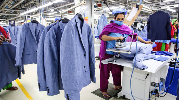 Công nhân làm việc tại một xưởng may mặc ở thủ đô Dhaka, Bangladesh - Ảnh: NIKKEI ASIAN REVIEW