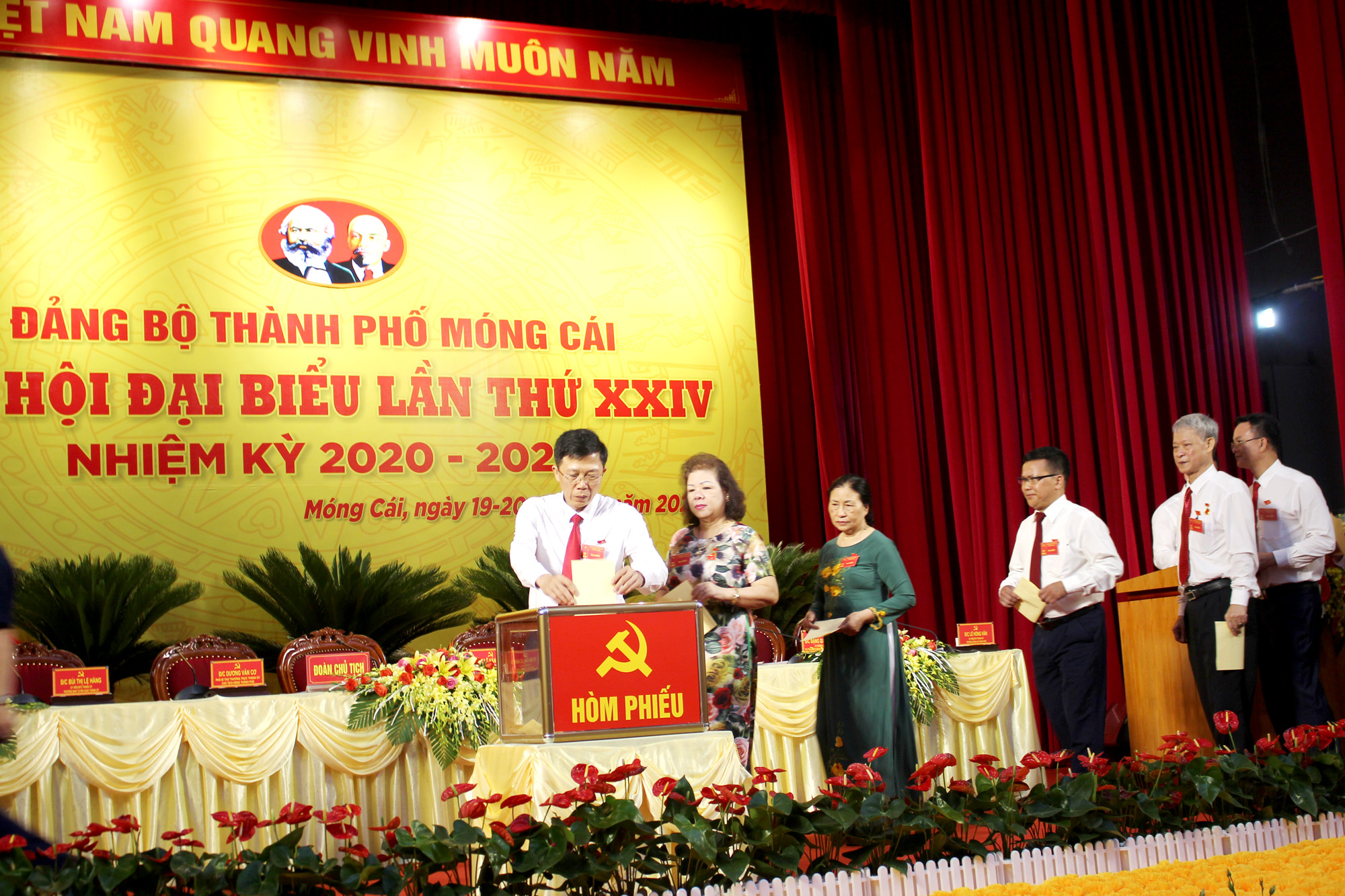Các đại biểu bỏ phiếu bầu BCH Đảng bộ TP Móng Cái khóa XXIV, nhiệm kỳ 2020-2025.