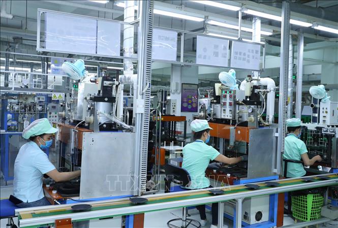 Sản xuất các loại loa tại nhà máy của Công ty TNHH Điện tử Foster (Bắc Ninh), tại Khu Công nghiệp Đô thị và Dịch vụ VSIP Bắc Ninh, xã Phù Chẩn, thị xã Từ Sơn, tỉnh Bắc Ninh. Ảnh: Thống Nhất/TTXVN