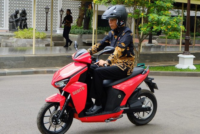 Chiếc xe máy điện do Tổng thống Indonesia - Joko Widodo (Jokowi) cầm lái vừa được bán đấu giá DETIKOTO