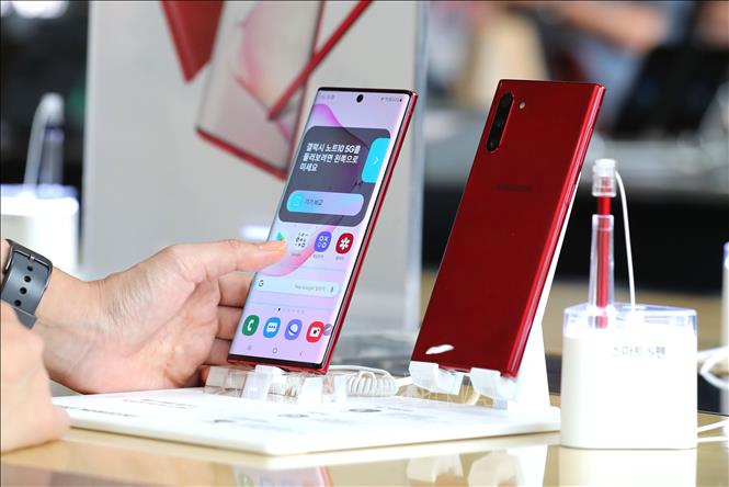 Mẫu điện thoại Galaxy Note 10 của Samsung được trưng bày tại cửa hàng ở Seoul, Hàn Quốc, ngày 20-8-2019. Ảnh: Yonhap- TTXVN