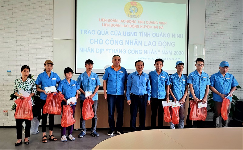 Đồng chí Trần Danh Chức, Chủ tịch LĐLĐ tỉnh Quảng Ninh tặng quà của UBND tỉnh cho các công nhân có hoàn cảnh khó khăn trong khu công nghiệp