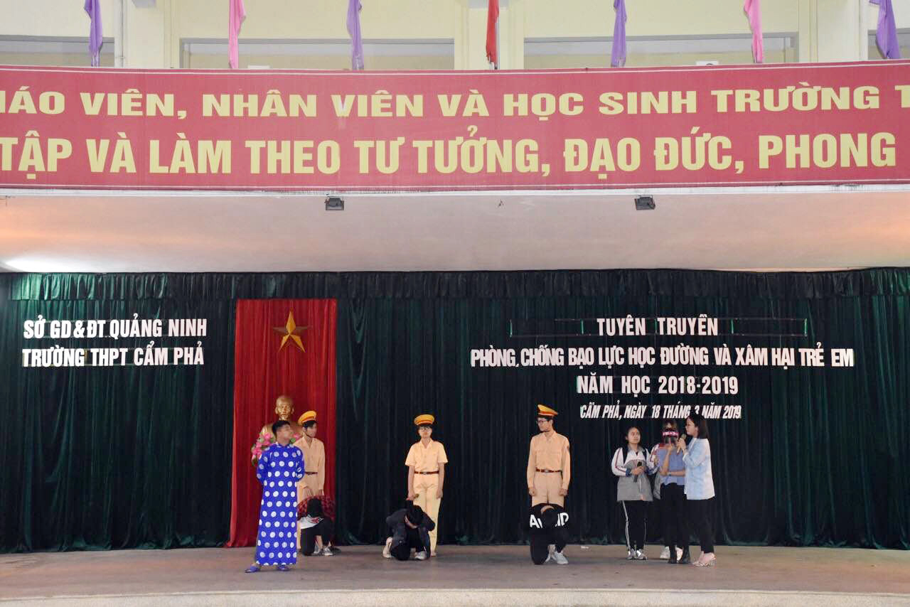 Tuyên truyền phòng, chống bạo lực học đường của học sinh Trường THPT Cẩm Phả. Ảnh: Nguyễn Duy