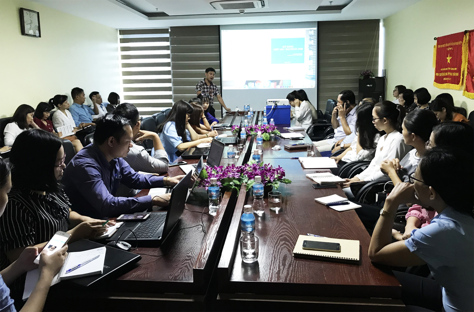 Tập huấn nghiệp vụ làm báo bằng điện thoại di động và sử dụng mạng xã hội để quảng bá tác phẩm báo chí do HNB tỉnh tổ chức